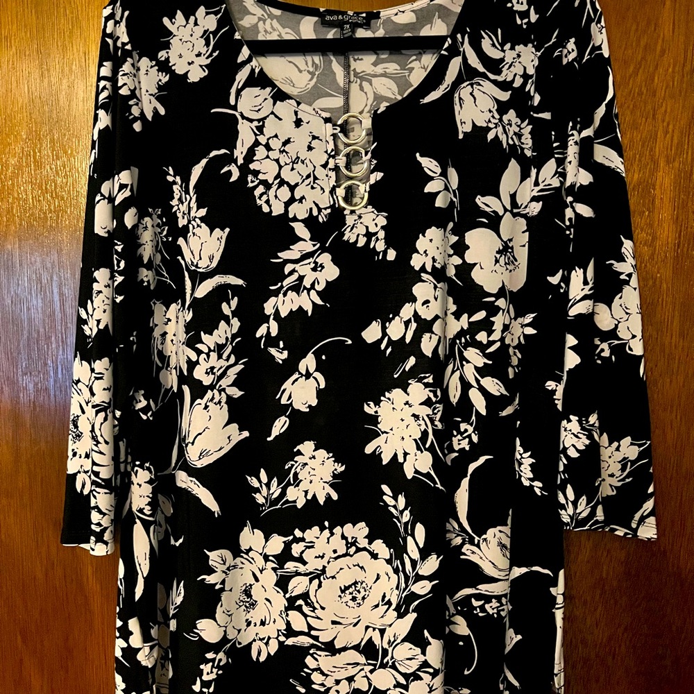 Woman’s size 2x “Ava & Grace” blouse.